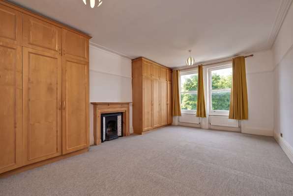 Flat Claremont Gardens in Greater London