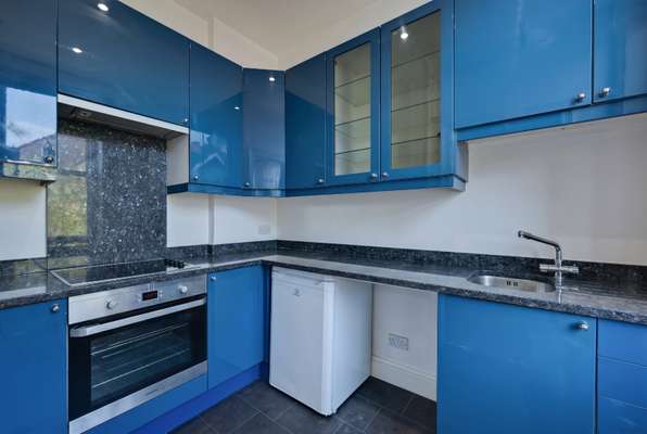 Flat Claremont Gardens in Greater London