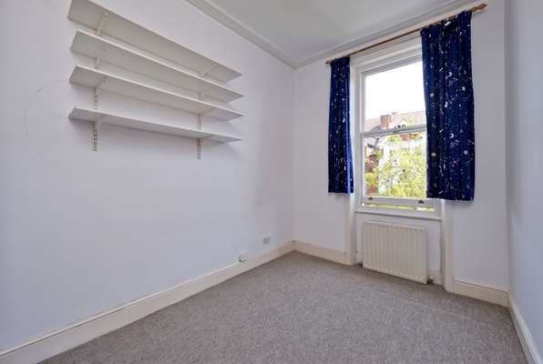 Flat Claremont Gardens in Greater London