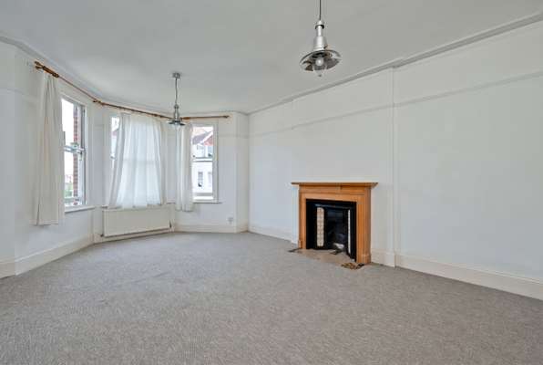Flat Claremont Gardens in Greater London