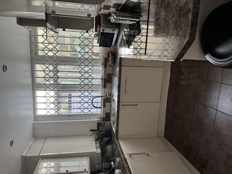Room Lovegrove Way in Greater London