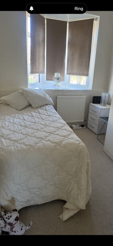 Room Lovegrove Way in Greater London