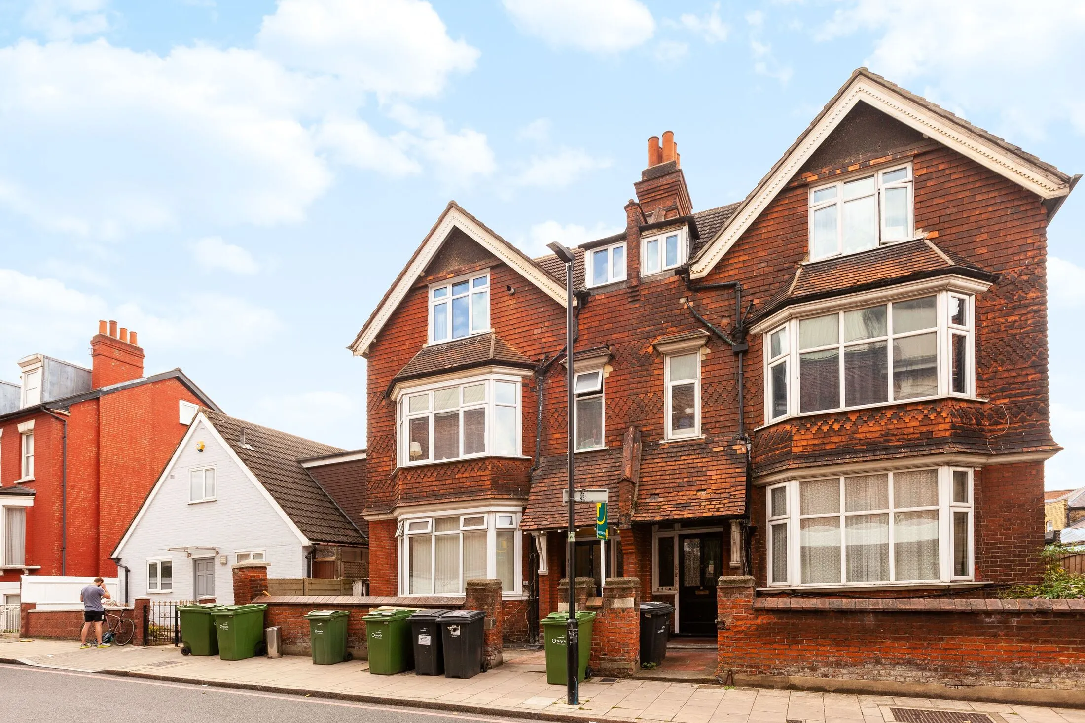Flat Pinfold Road in Greater London