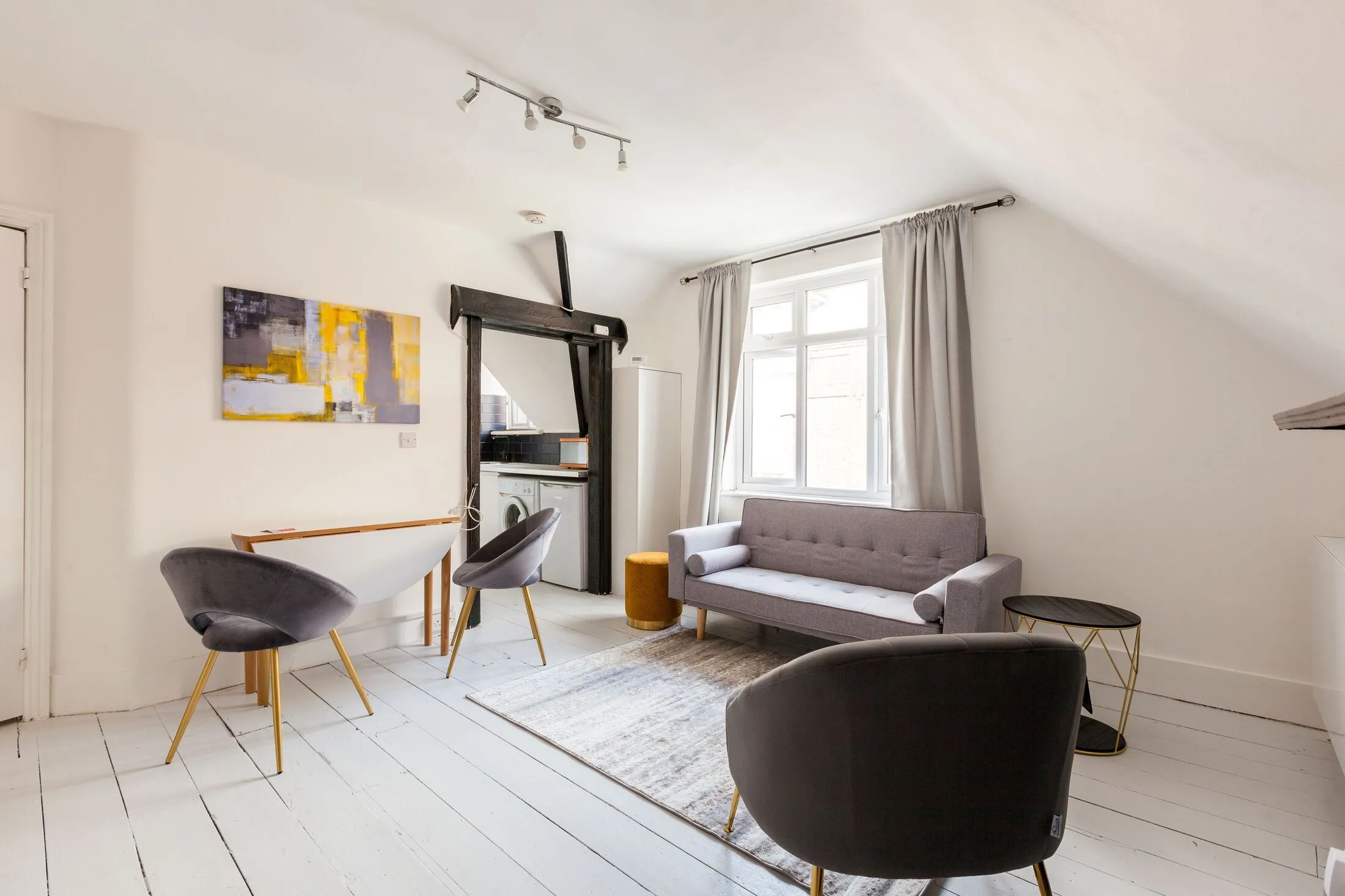 Flat Pinfold Road in Greater London