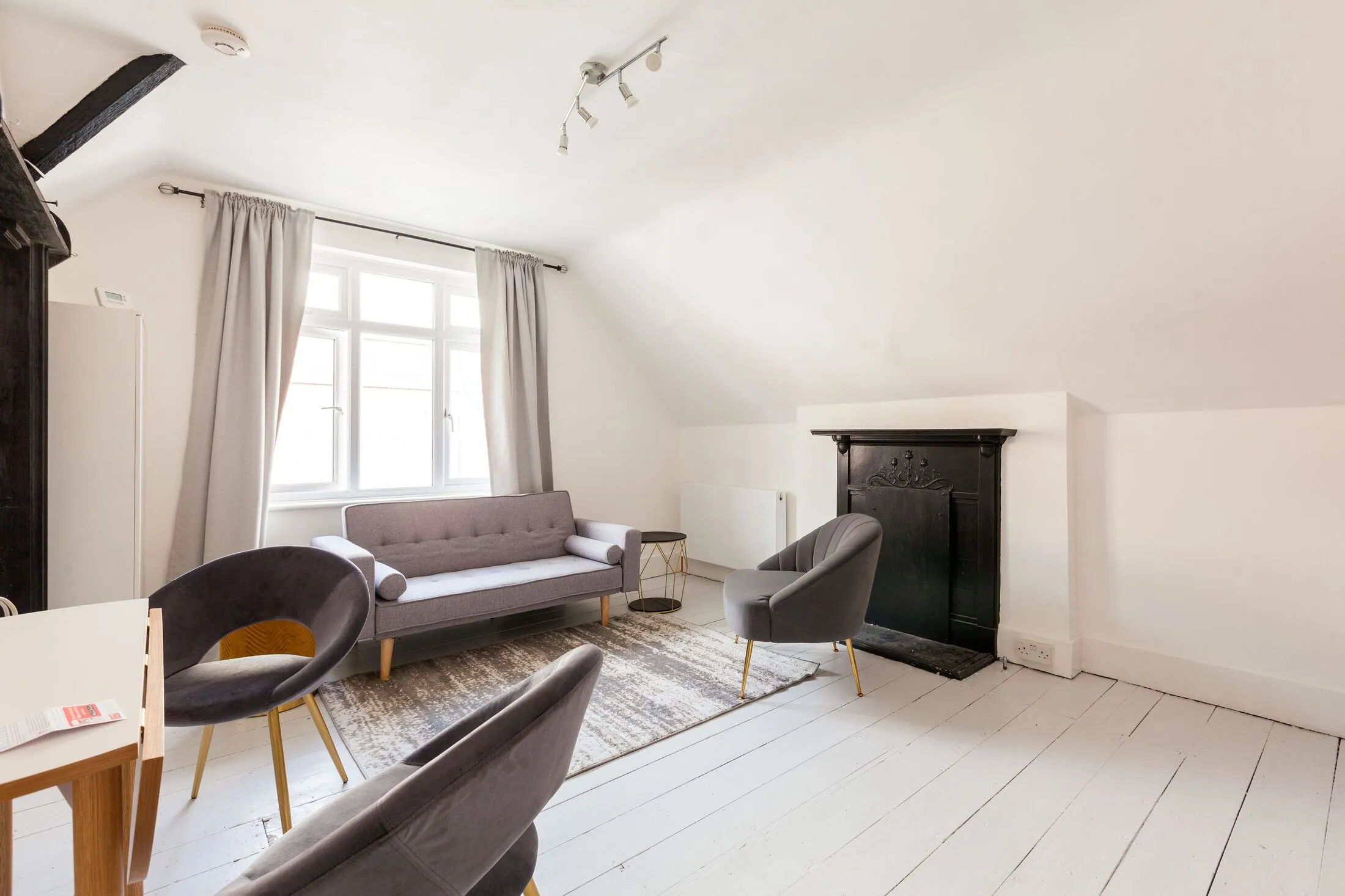 Flat Pinfold Road in Greater London
