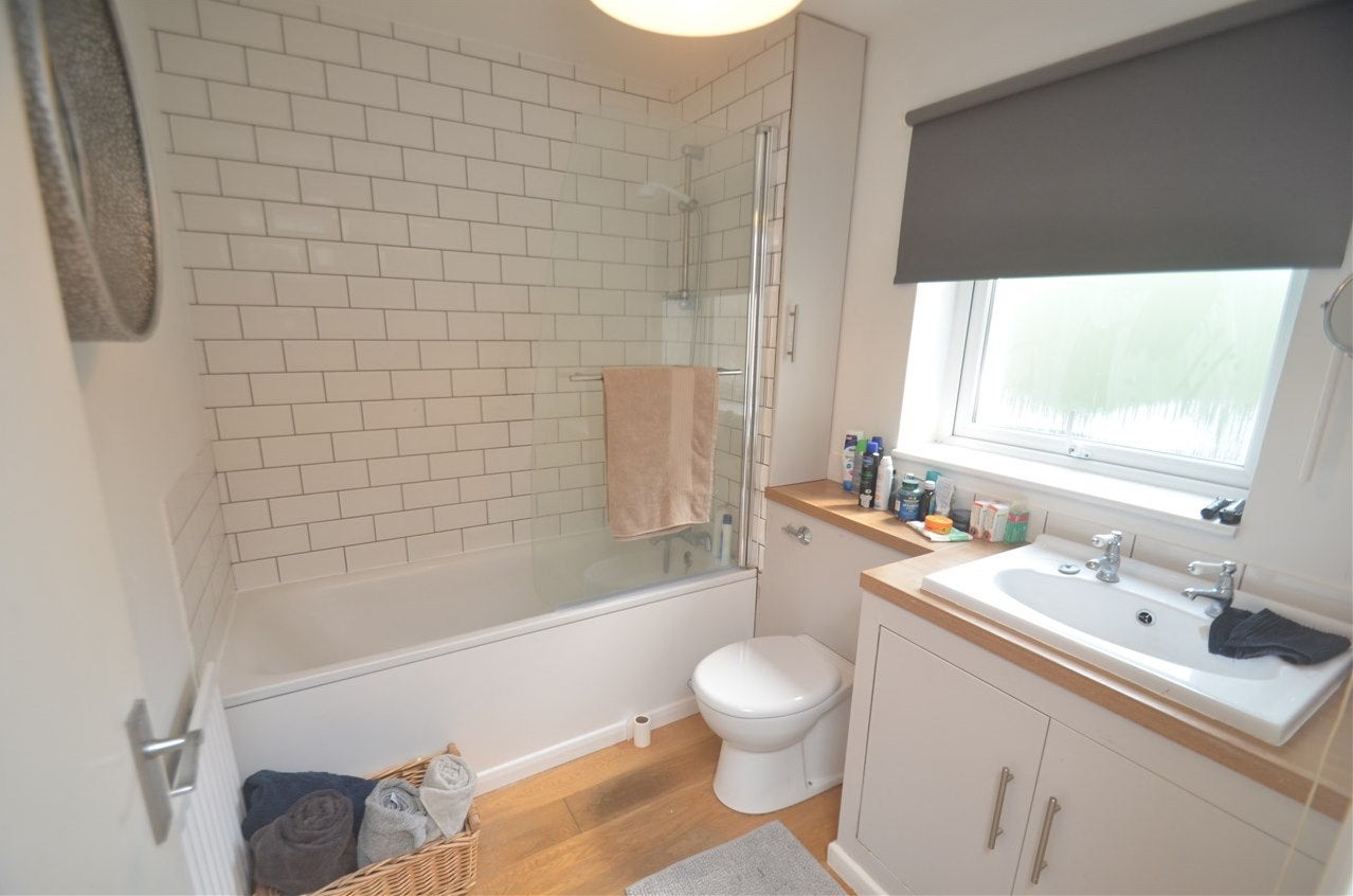 Flat Bourne Way in Greater London