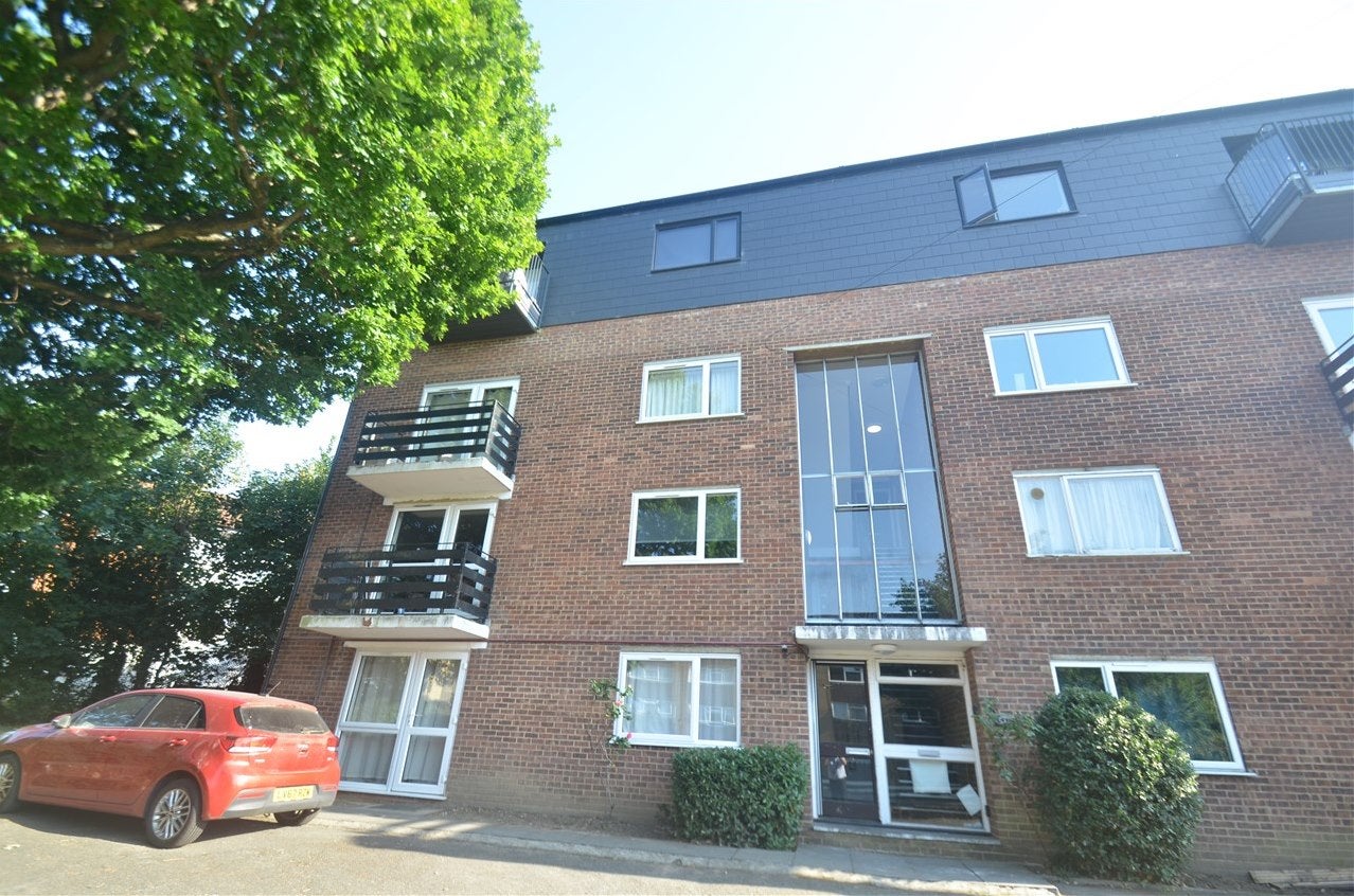 Flat Bourne Way in Greater London