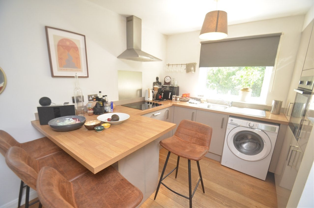 Flat Bourne Way in Greater London
