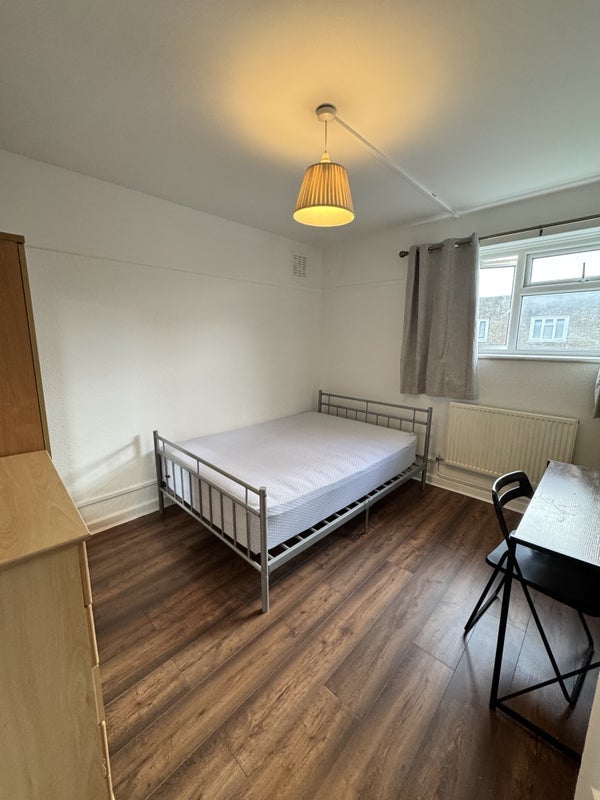 Room Sir Alexander Close in Greater London