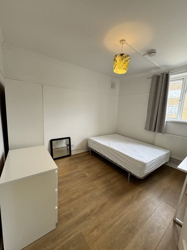 Room Sir Alexander Close in Greater London