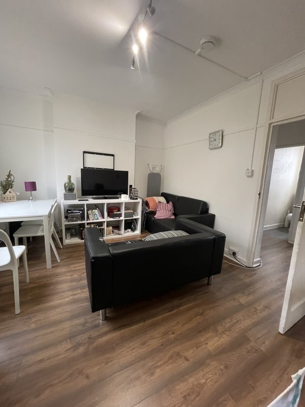 Room Sir Alexander Close in Greater London