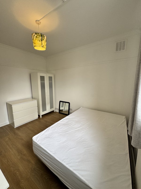 Room Sir Alexander Close in Greater London