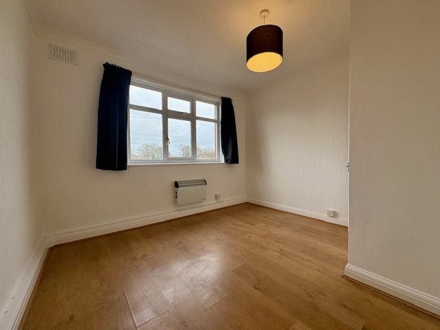 Flat Newall Carr Road in Leeds
