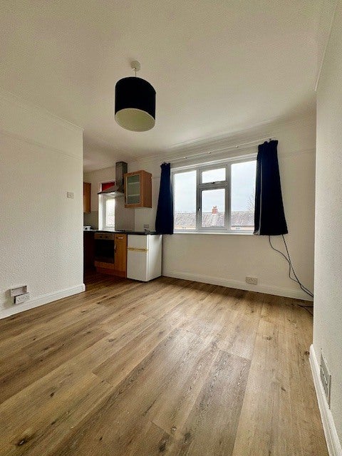 Flat Newall Carr Road in Leeds