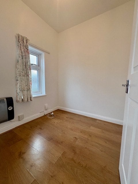 Flat Newall Carr Road in Leeds