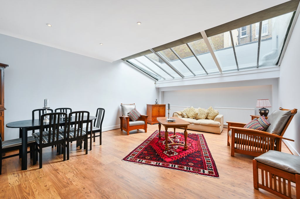 Flat De Vere Mews in Greater London