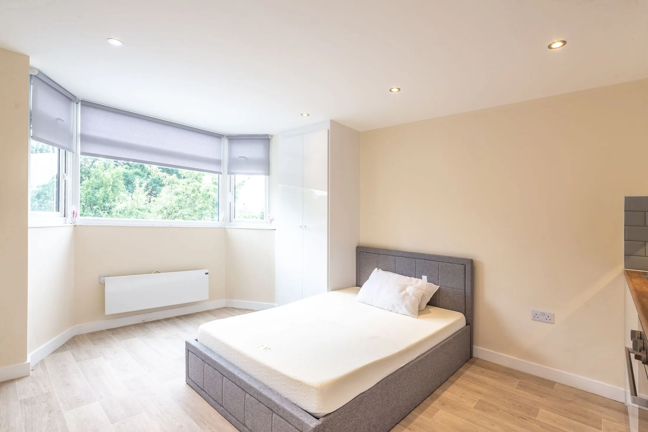 Room Oldfield Lane North in Greater London