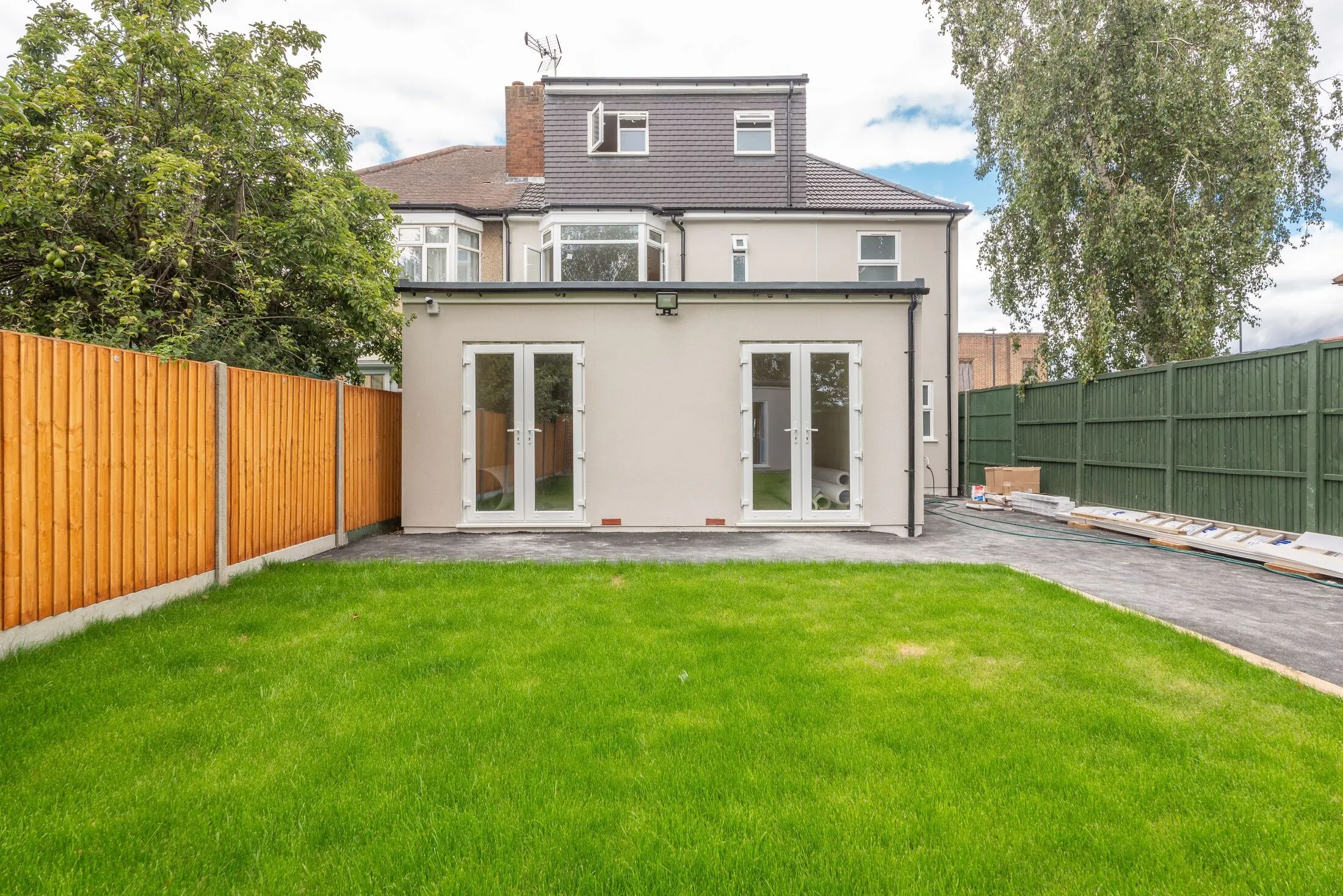 Room Oldfield Lane North in Greater London