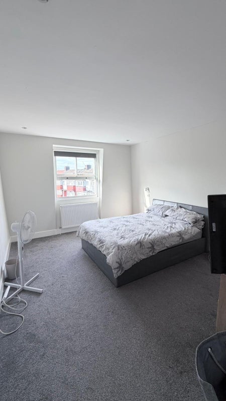 Room Vant Road in Greater London