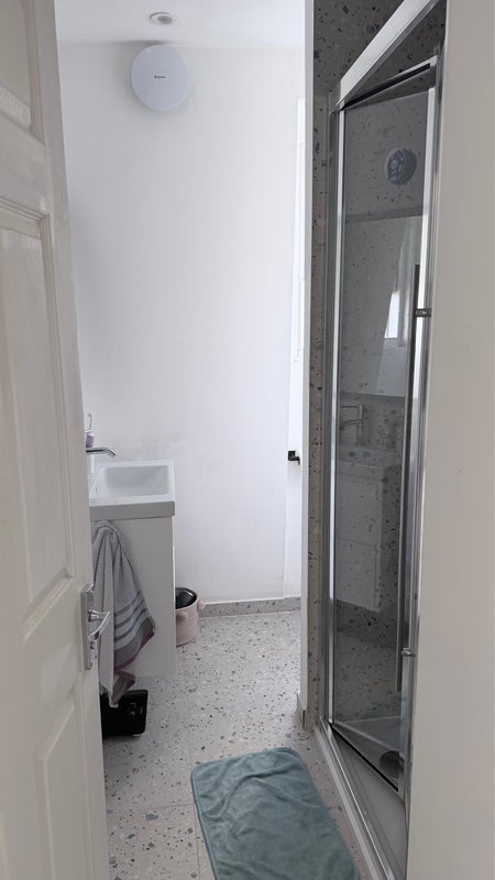 Room Vant Road in Greater London