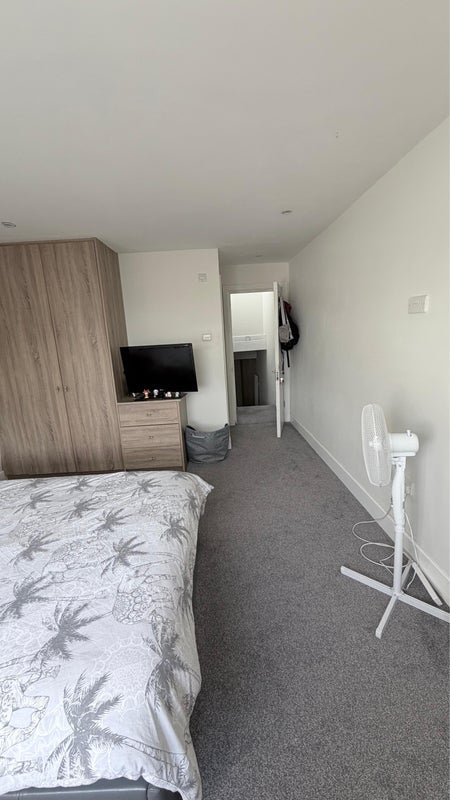 Room Vant Road in Greater London