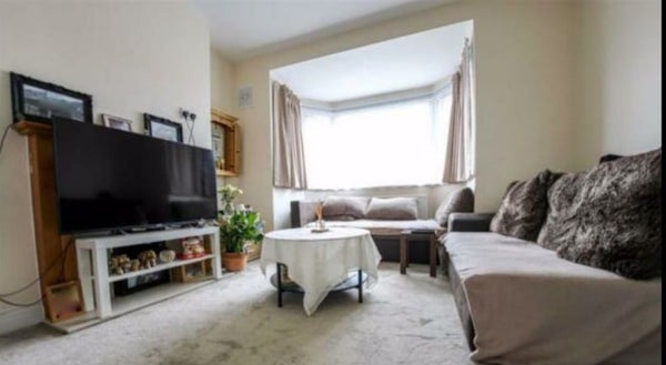 Flat Harrow View in London