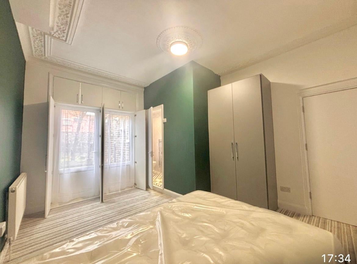 Room Inman Road in Greater London