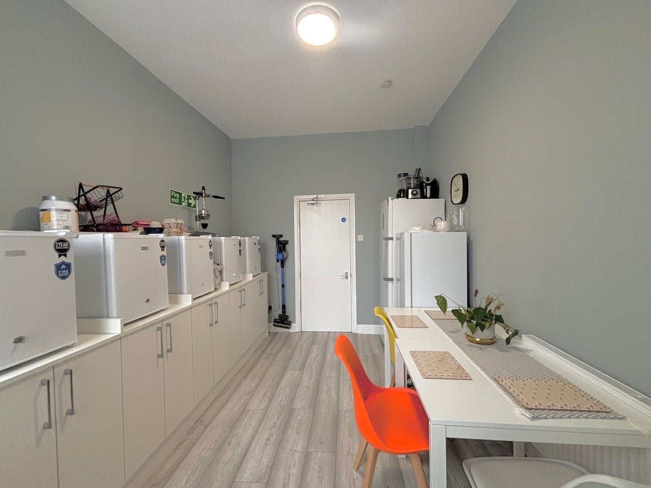 Room Inman Road in Greater London