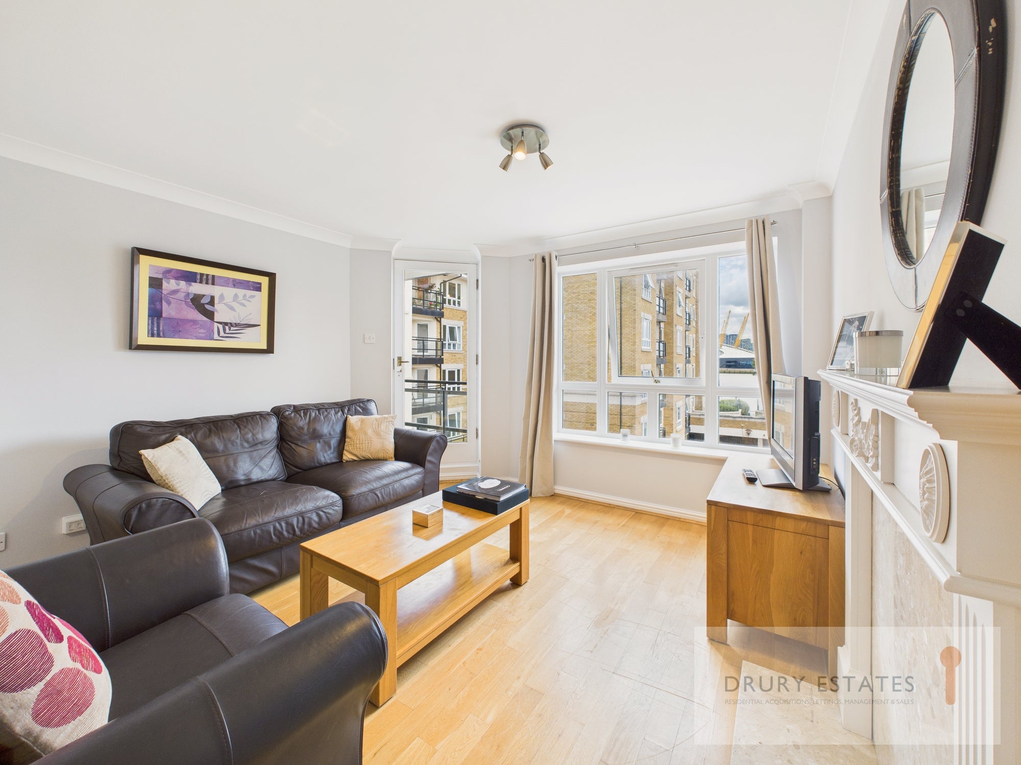 Flat Stewart Street in Greater London