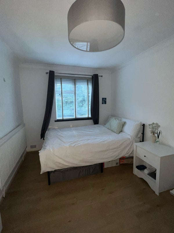 Room Caistor Road in Greater London