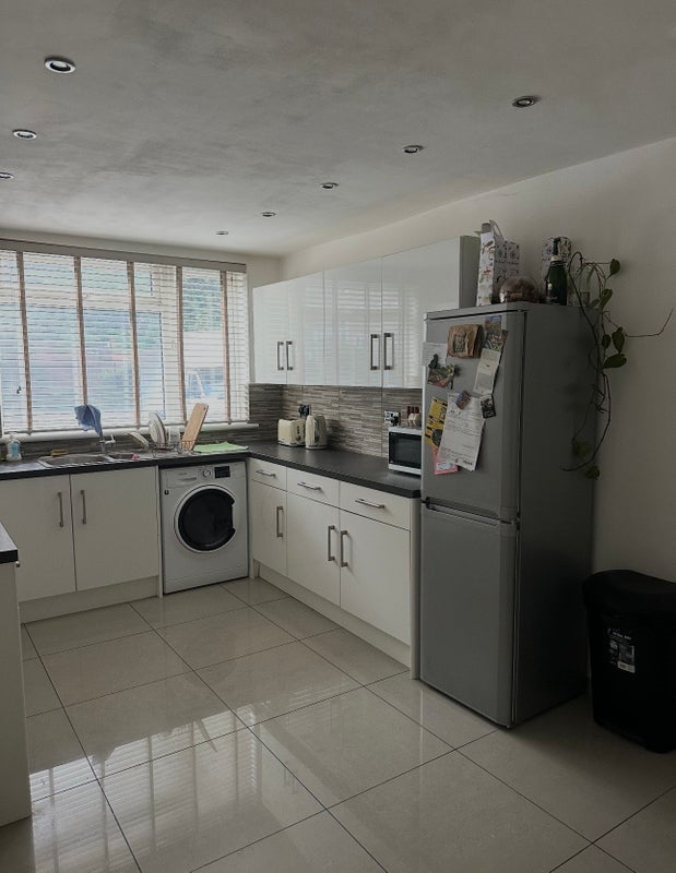 Room Caistor Road in Greater London
