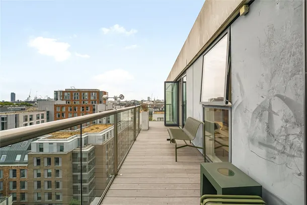 Flat Dance Square in Greater London