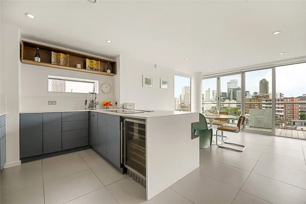 Flat Dance Square in Greater London