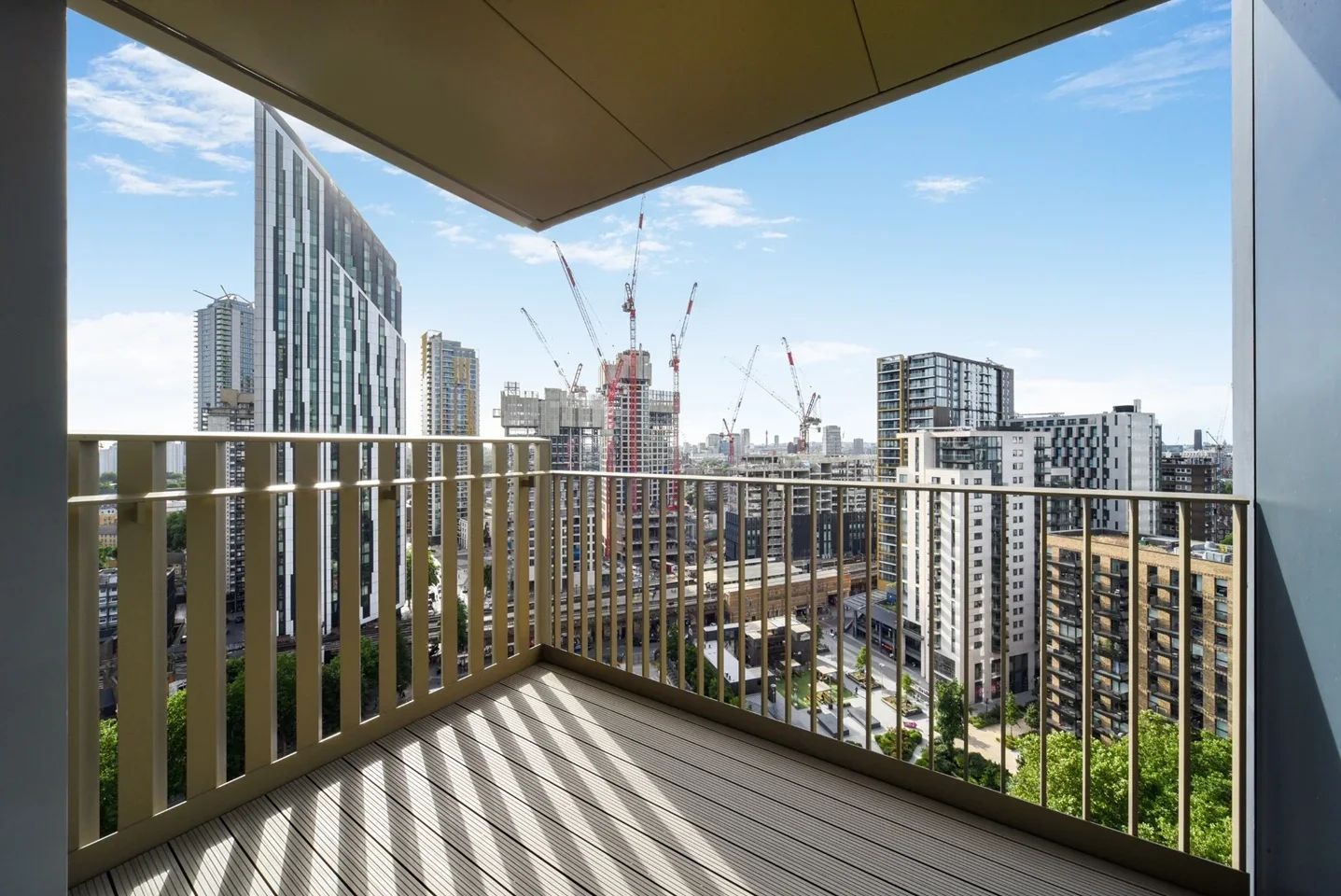Flat Sayer Street in Greater London