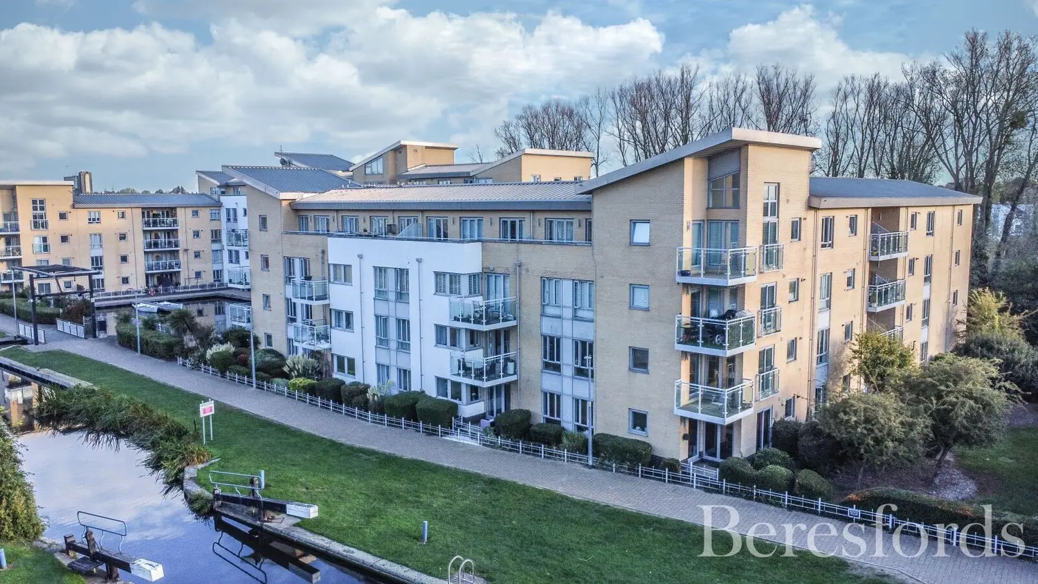 Flat Lockside Marina in Chelmsford