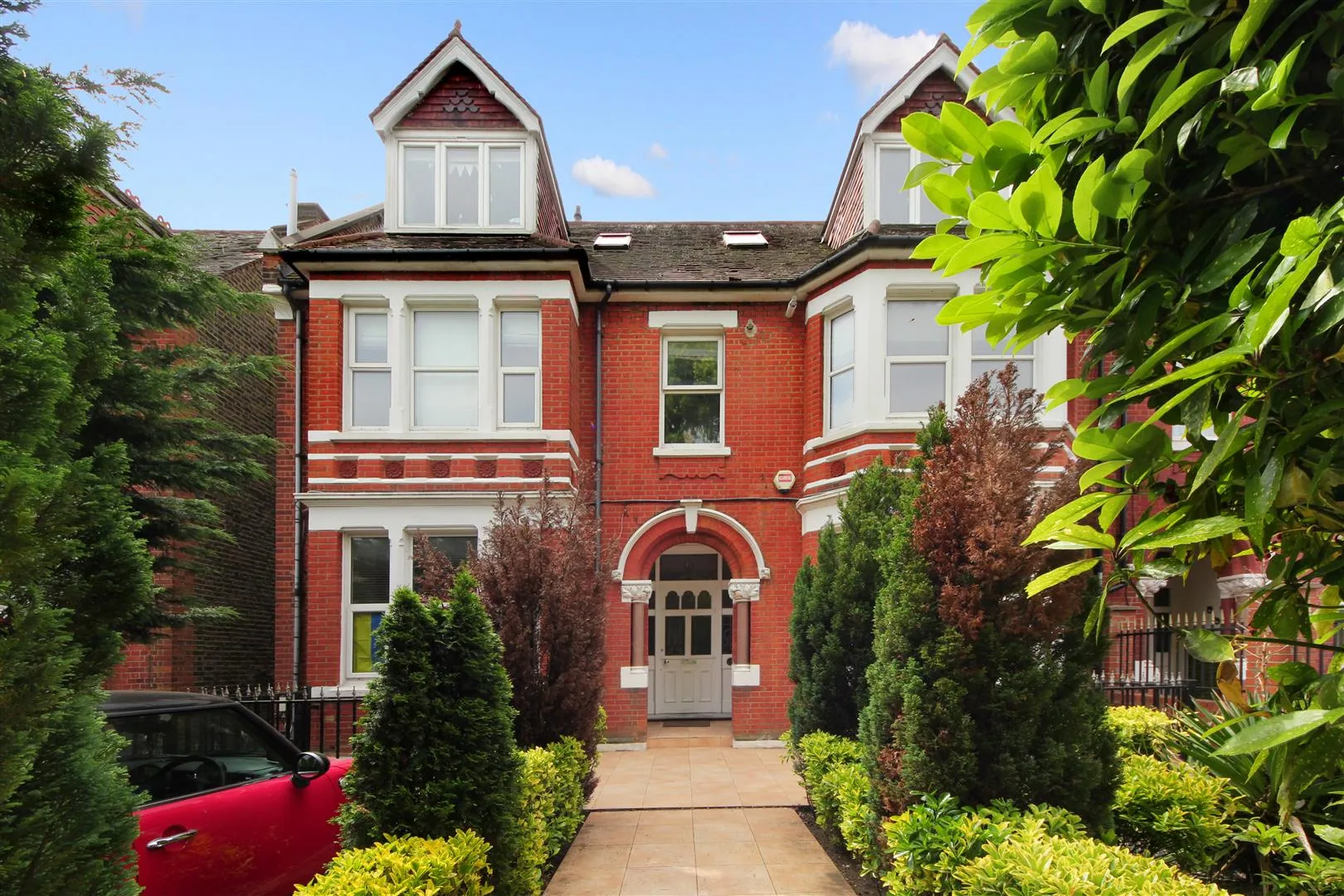 Flat Fordhook Avenue in Greater London