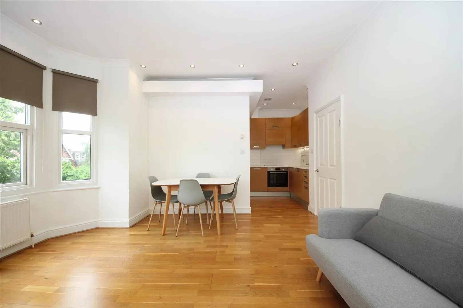 Flat Fordhook Avenue in Greater London
