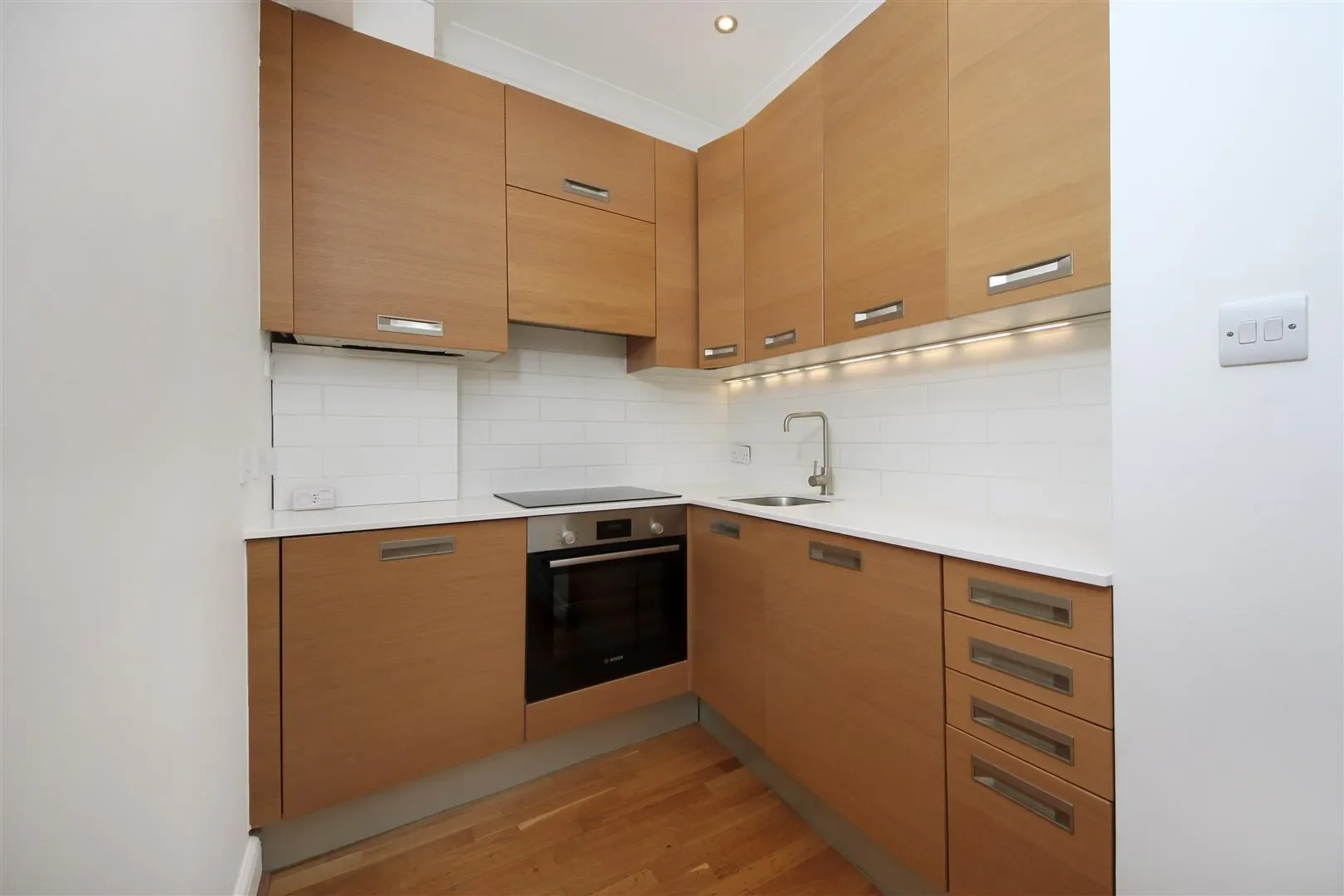 Flat Fordhook Avenue in Greater London