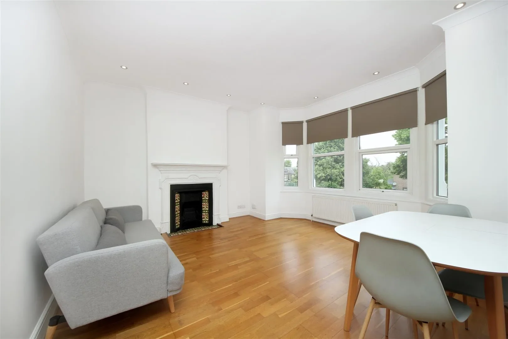 Flat Fordhook Avenue in Greater London