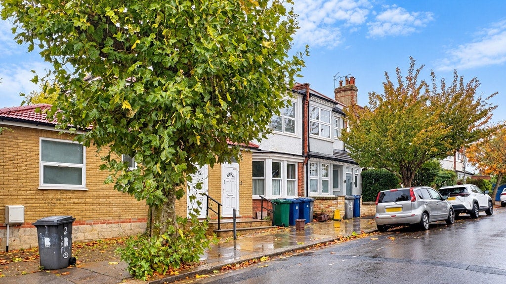 Flat Netherfield Road in Greater London