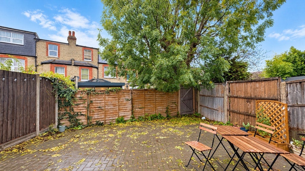 Flat Netherfield Road in Greater London