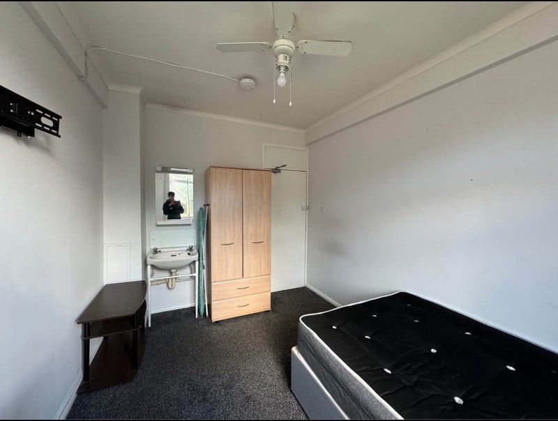 Room Demesne Road in Manchester