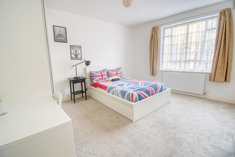 Room Parfett Street in Greater London