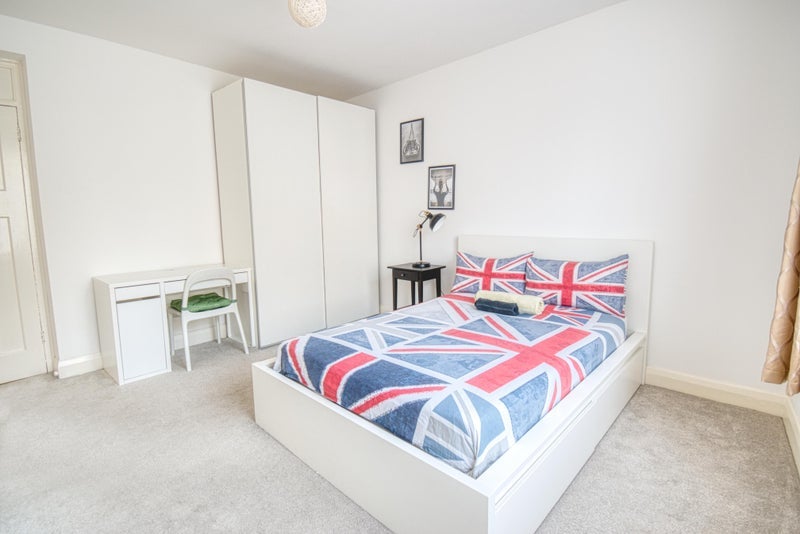 Room Parfett Street in Greater London