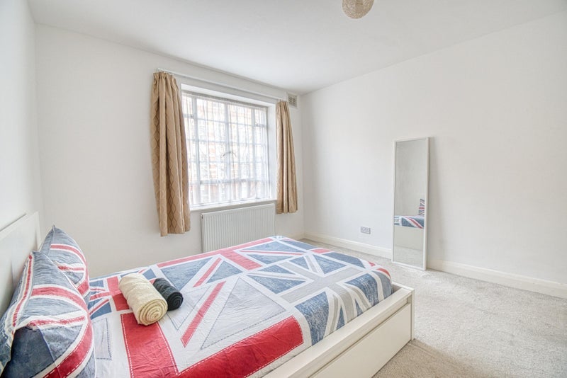Room Parfett Street in Greater London