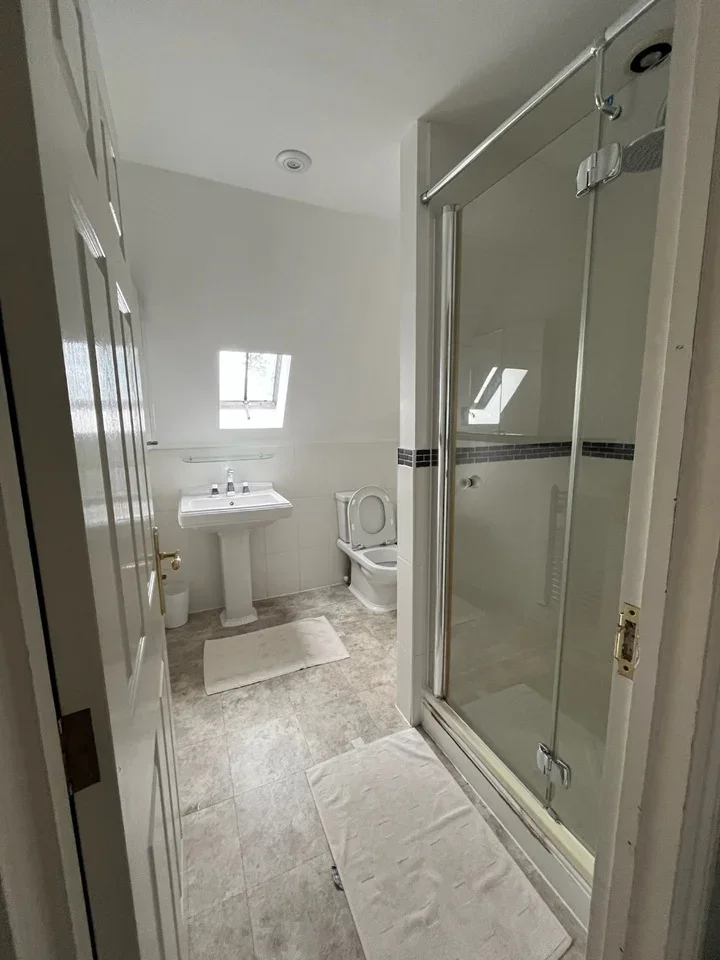 Room Rhapsody Crescent in Brentwood