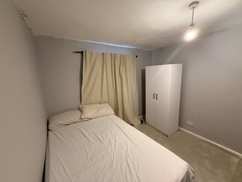 Room Westbury Road in Greater London