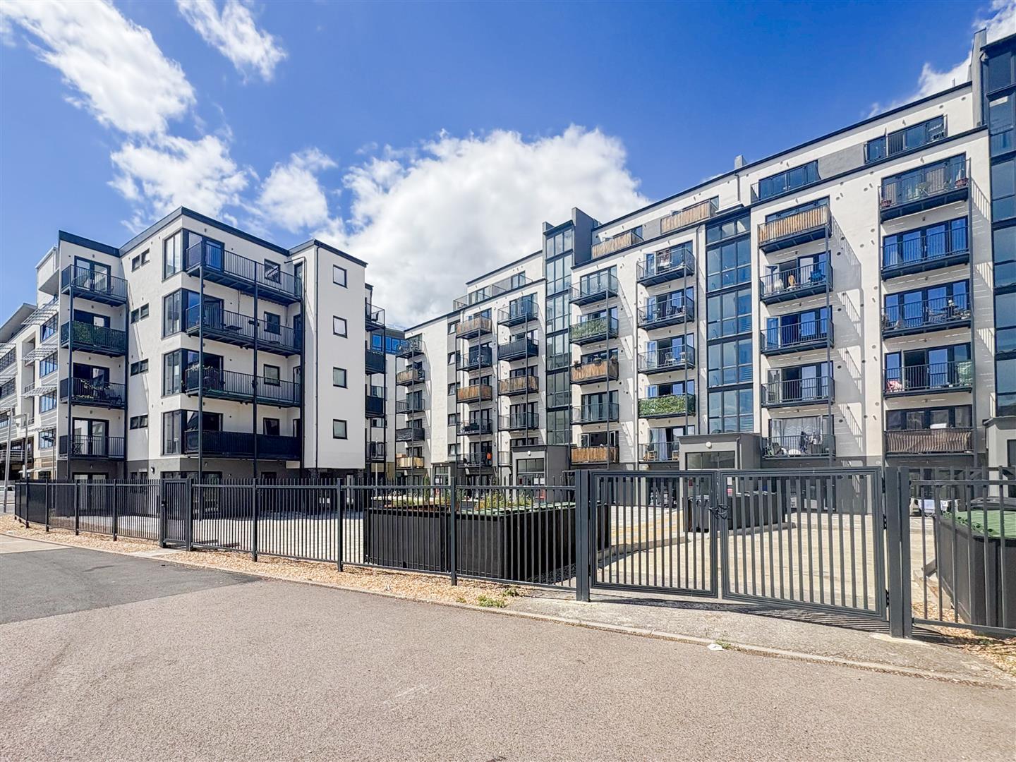 Flat Station Plaza in St Leonards