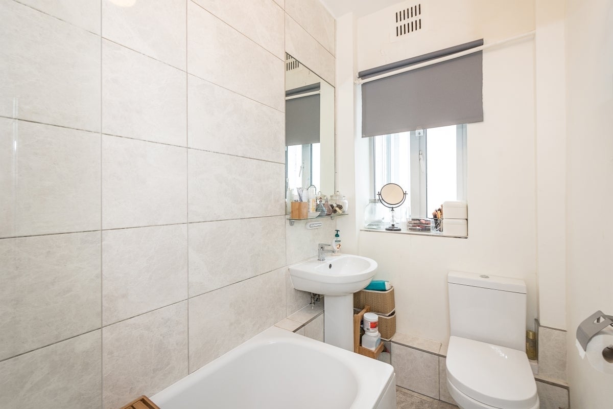 Flat Larkhall Rise in Greater London