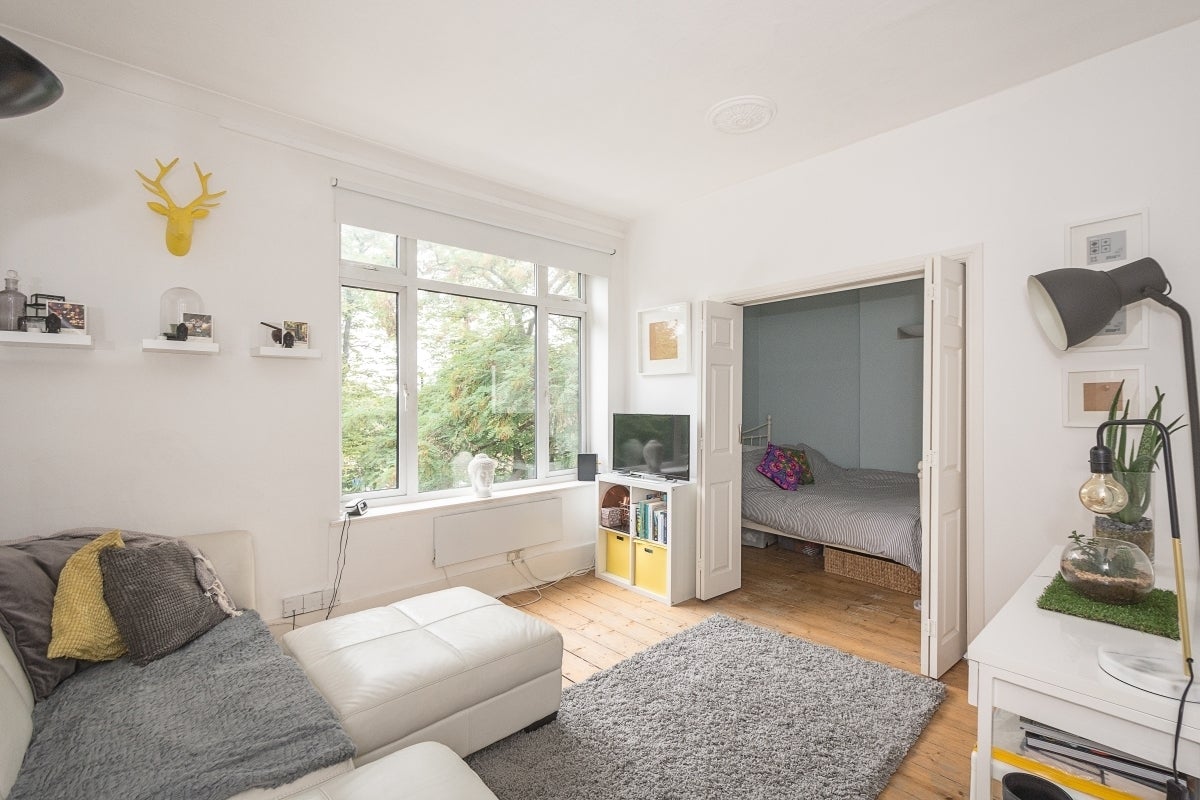 Flat Larkhall Rise in Greater London